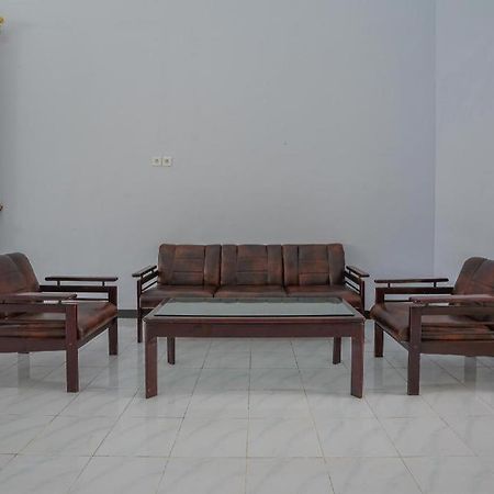Oyo 477 Raka Residence Syariah Purwoharjo Banyuwangi Баньювангі Екстер'єр фото