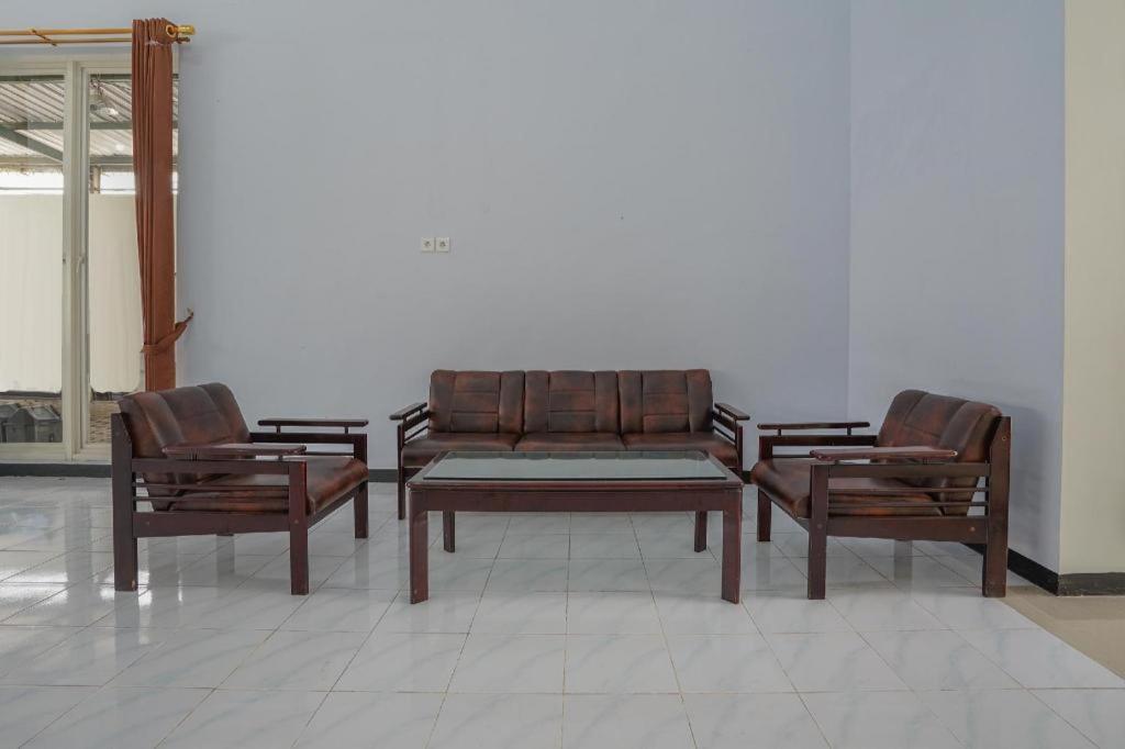 Oyo 477 Raka Residence Syariah Purwoharjo Banyuwangi Баньювангі Екстер'єр фото