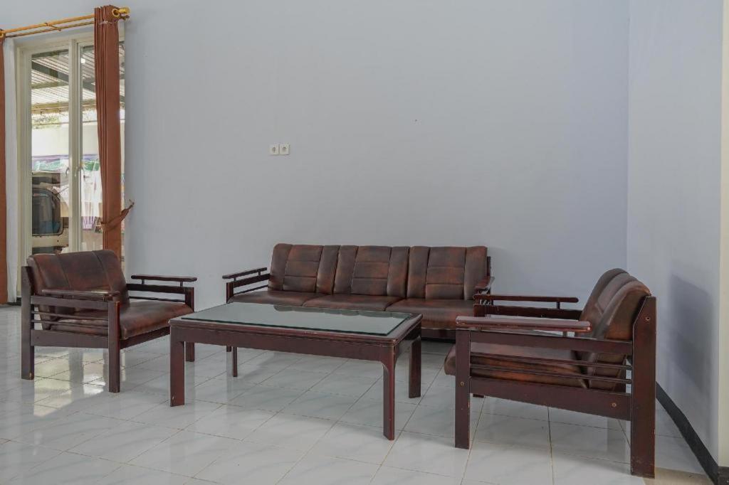Oyo 477 Raka Residence Syariah Purwoharjo Banyuwangi Баньювангі Екстер'єр фото